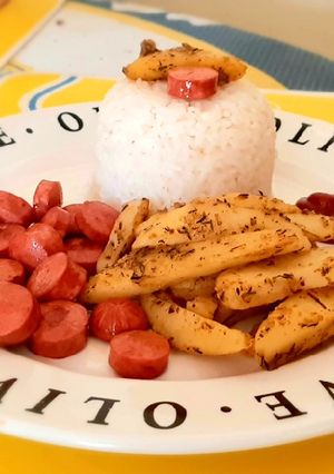 Una foto de Papas especiadas con arroz blanco y vienesas sureñas