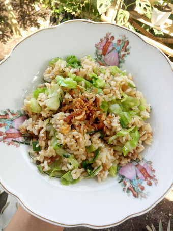 Bagaimana Membuat Nasi Goreng Daun Jeruk, Sempurna