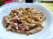 Una foto di mortadella e formaggio spalmabile