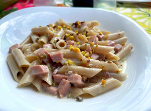 Foto di Penne Senza Glutine con Mortadella, Granella di Pistacchio di Bronte e Formaggio Spalmabile