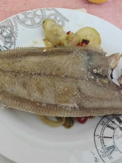 Una foto de Gallo al horno en cama de verduras