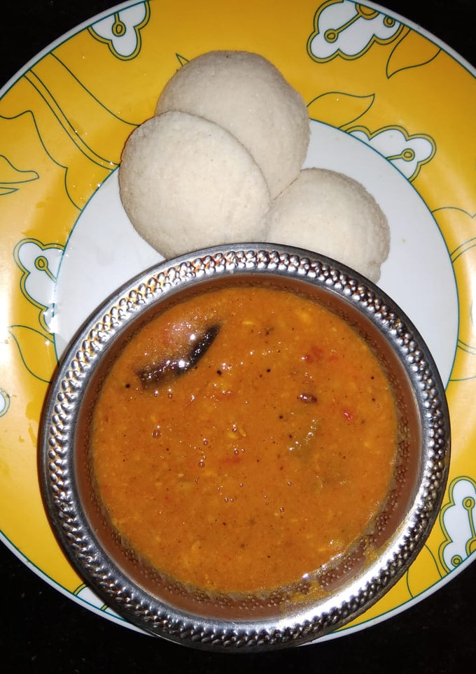 A picture of Rava Idly and Udupi Sambhar.