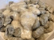 Una foto de gnocchi berenjena