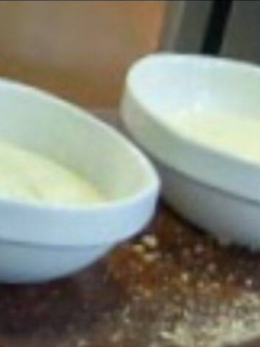 Una foto de Mahonesa con ajo y aromáticas
