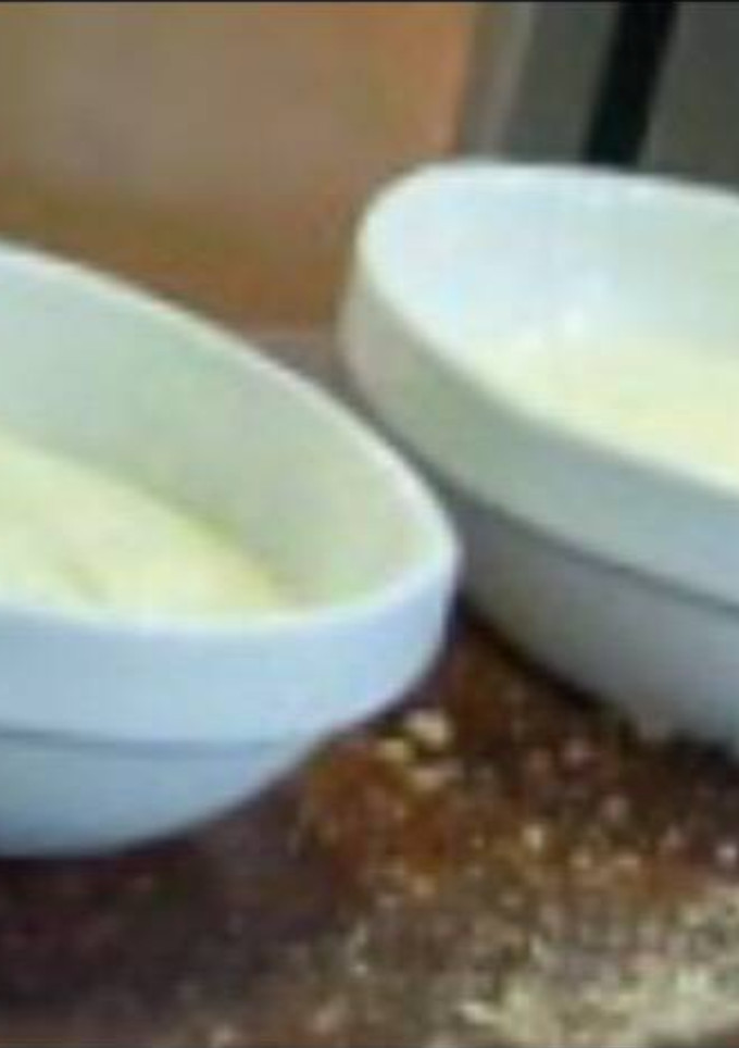 Una foto de Mahonesa con ajo y aromáticas