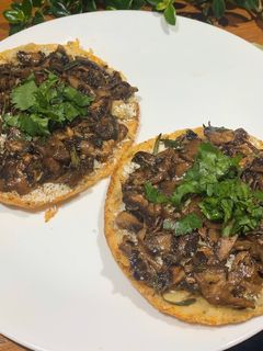 Una foto de Champiñones portobello marinados
