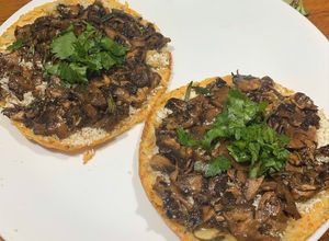 Una foto de Champiñones portobello marinados