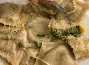 Una foto de Raviolones de espinaca, ricota y ajo