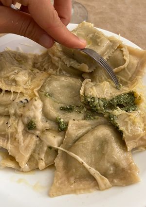 Una foto de Raviolones de espinaca, ricota y ajo