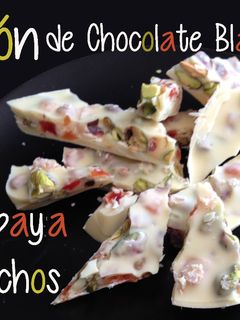 Una foto de Turrón de Chocolate Blanco con Papaya y Pistachos