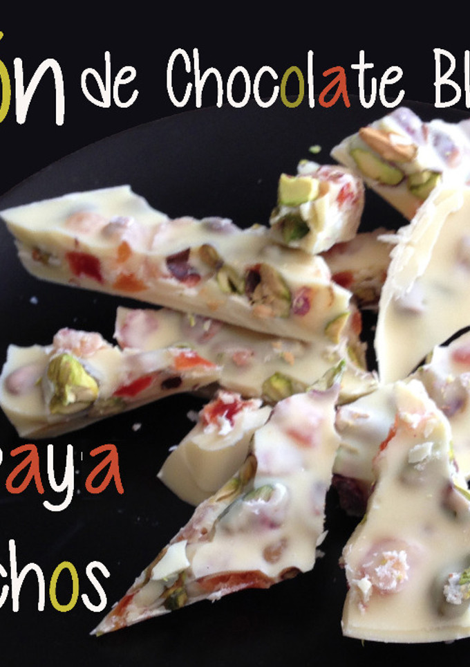 Una foto de Turrón de Chocolate Blanco con Papaya y Pistachos