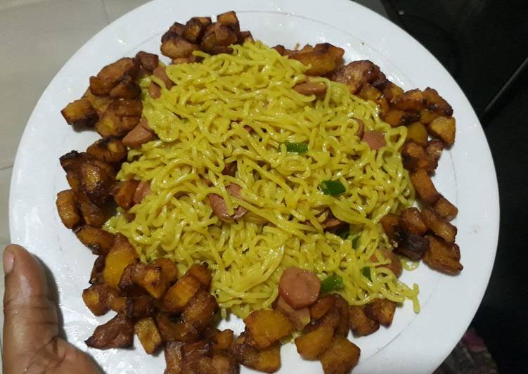 Noddles with fried plantain