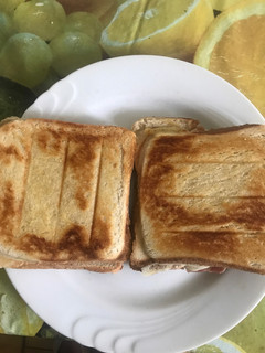 Una foto de Sándwich de jamón y queso