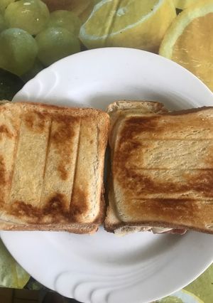 Una foto de Sándwich de jamón y queso