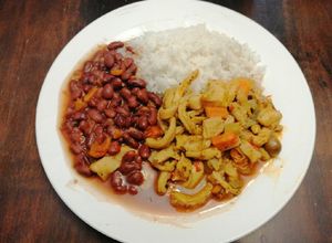 Una foto de Mondongo, Porotos y Arroz