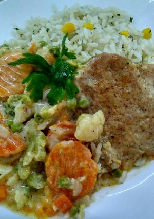 Zöldséges omlós karaj, kukoricás rizzsel recept fotója