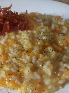 Una foto de Risotto con calabaza y mortadella crujiente