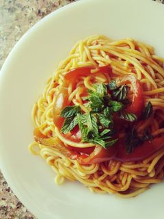 صورة لوصفة معكرونة بالصلصة (سباجيتي)