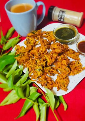 प्याज़ के पकौड़े करी फ़्लेवर (Pyaz ke pakode kari flavour recipe in Hindi) रेसिपी मुख्य फोटो