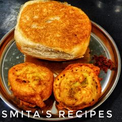 A picture of Vada pav.