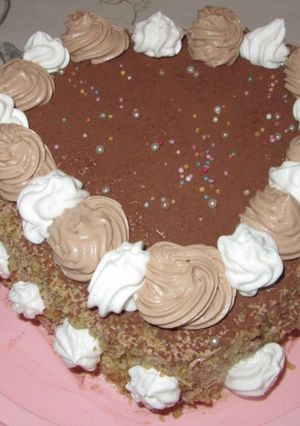 O poză a rețetei Tort inimioară, din blat de chec cu nucă și crema ganache.