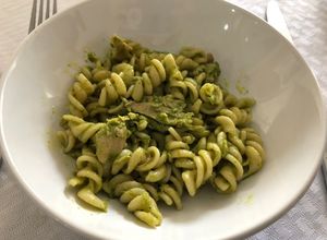 Una foto de Pesto diferente con pollo
