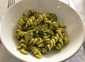 Una foto de Pesto diferente con pollo