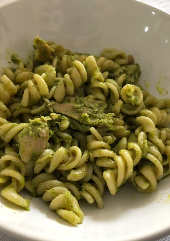 Una foto de Pesto diferente con pollo