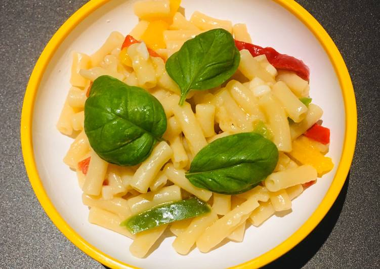 Macaroni with garlic butter and veg