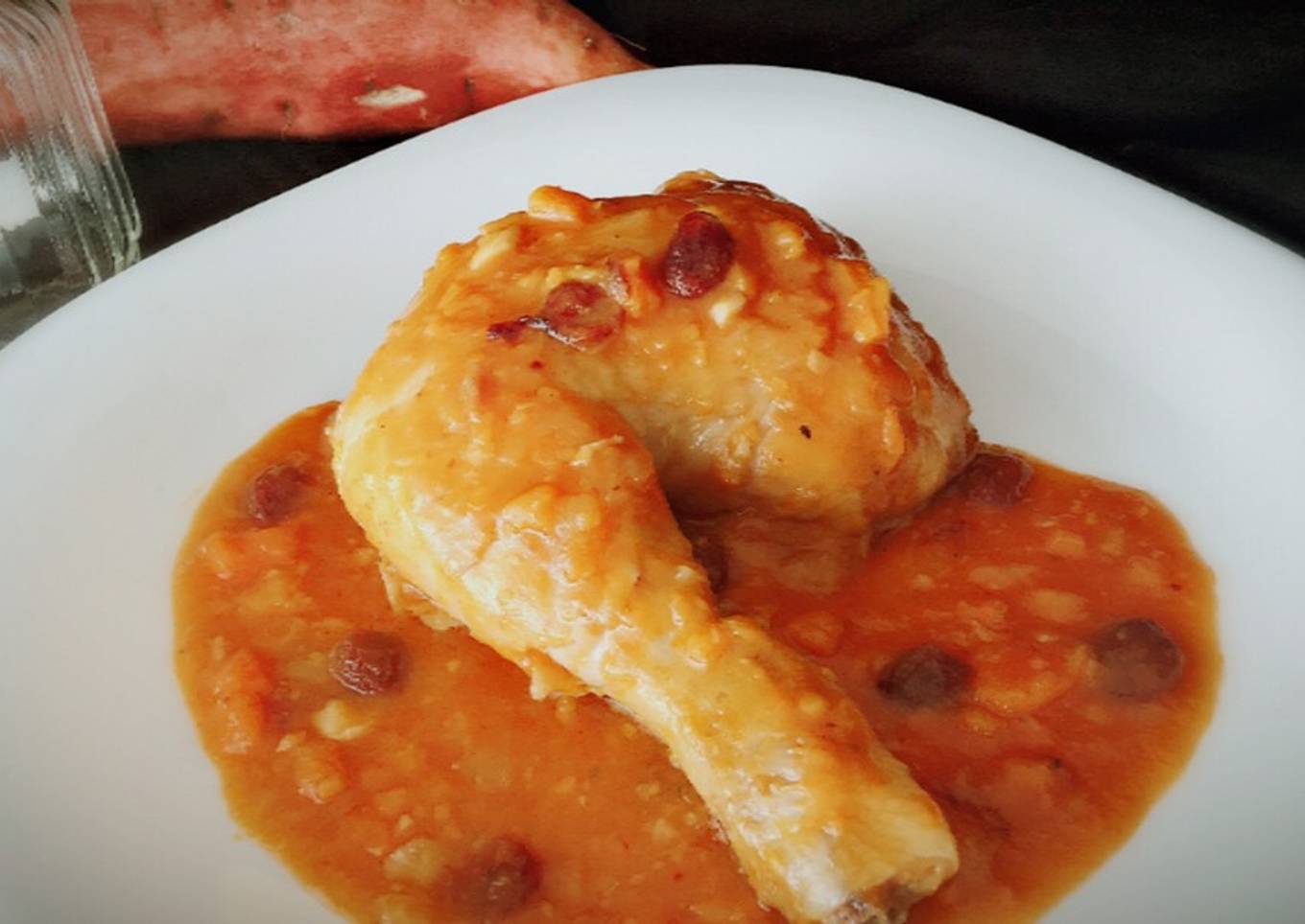 Pollo en salsa de batata y pasas