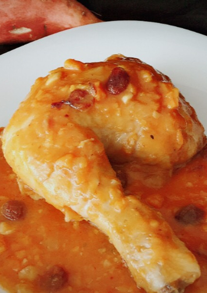 Una foto de Pollo en salsa de batata y pasas