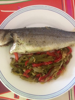Una foto de Lubina al horno con verduras