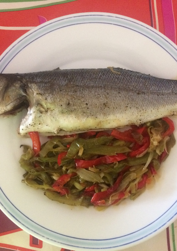 Una foto de Lubina al horno con verduras