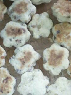 Una foto de Scones de cebolla morada y queso