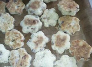 Una foto de Scones de cebolla morada y queso