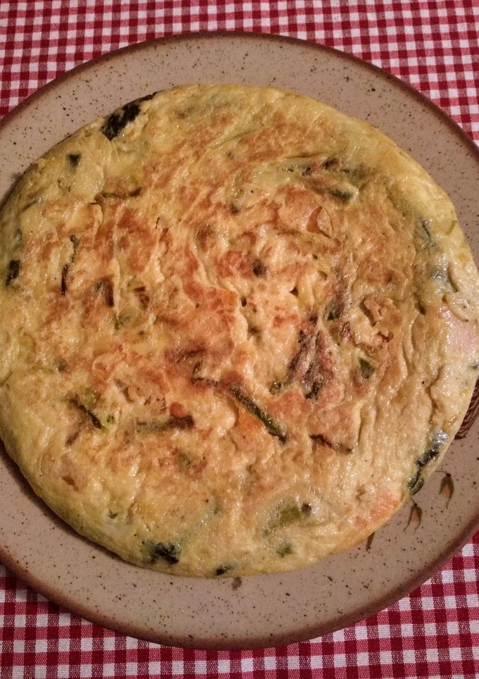Una foto de Tortilla de espárragos, ajos tiernos y calabaza
