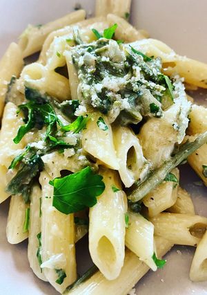 Zdjęcie przepisu Makaron penne z dzikimi szparagami.