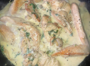 Una foto de Pechuga de pollo al verdeo😋