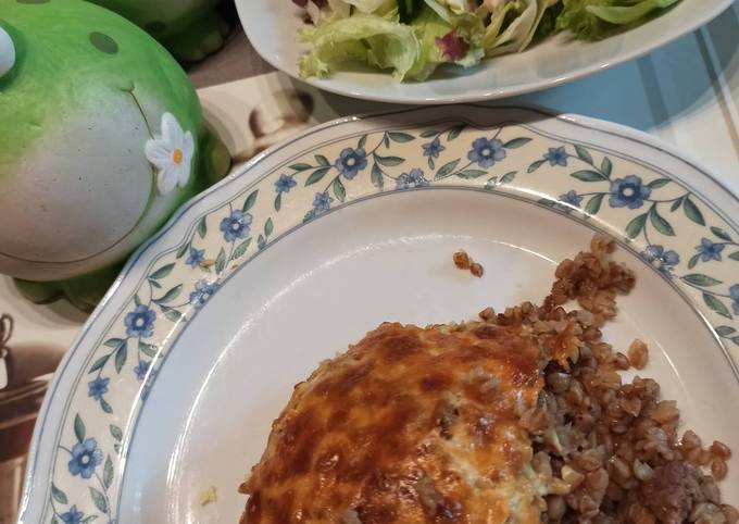 Mit Käse überbackener Buchweizen mit Hackfleisch und Gemüse