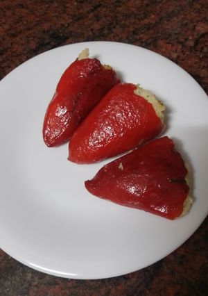 Una foto de Pimientos del piquillo rellenos de merluza y palitos de cangrejo