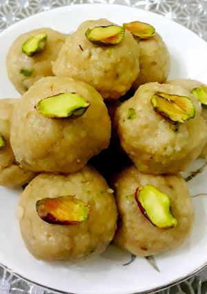 A picture of Rice Ladoo.
