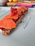 Toast avocat groseille et saumon