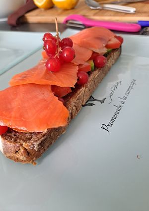 Une photo de Toast avocat groseille et saumon