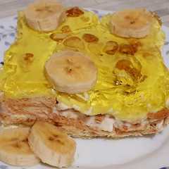 A picture of کیک یخچالی خوشمزه با خامه صبحانه.
