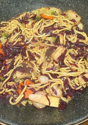 Currys wok 🍳 tészta 🍜 zöldségekkel 🥕🌶️🥦 és ➕ lilakáposztával 🥬 recept fotója