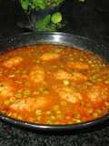 Guiso de albóndigas y guisantes congelados a la menta