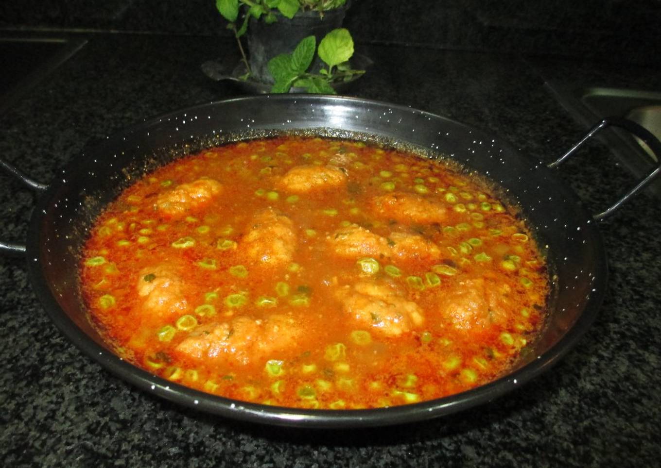 Guiso de albóndigas y guisantes congelados a la menta