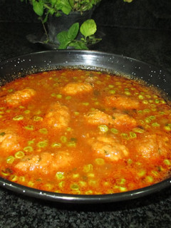 Una foto de Guiso de albóndigas y guisantes congelados a la menta