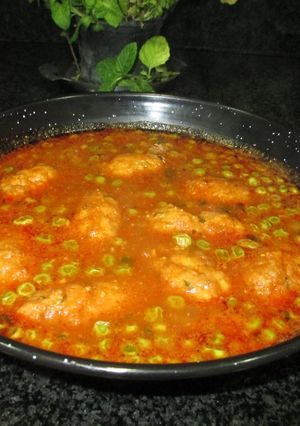 Una foto de Guiso de albóndigas y guisantes congelados a la menta