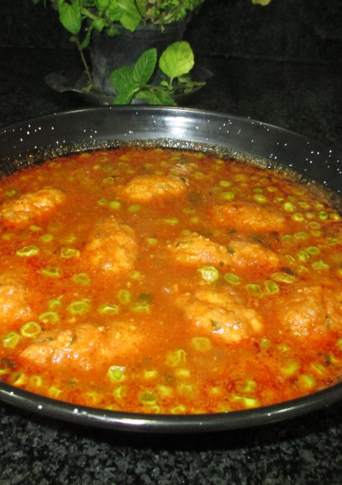 Una foto de Guiso de albóndigas y guisantes congelados a la menta